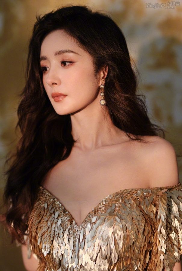 杨幂身穿深V高开叉美裙，大秀事业线和光滑玉腿(4/18)