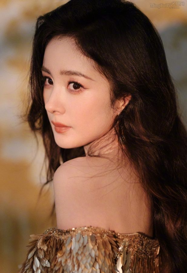 杨幂身穿深V高开叉美裙，大秀事业线和光滑玉腿(5/18)