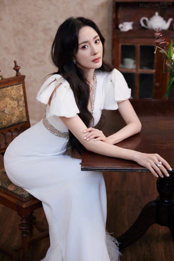 小狐狸杨幂身着修身白裙展示苗条身材一双美眼盯着你看(1/10)