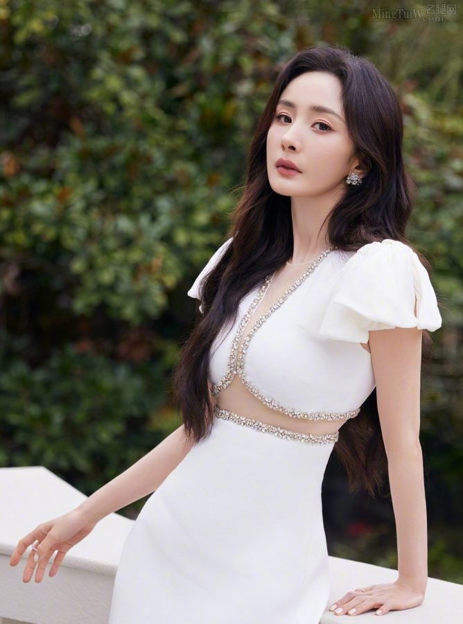 小狐狸杨幂身着修身白裙展示苗条身材一双美眼盯着你看(10/10)