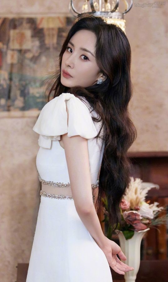 小狐狸杨幂身着修身白裙展示苗条身材一双美眼盯着你看(6/10)