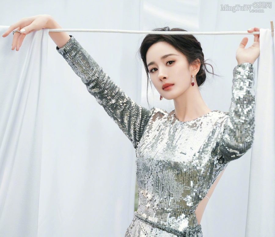 杨幂身着银色亮片长裙，美足穿凉高跟鞋拍摄靓照(10/24)