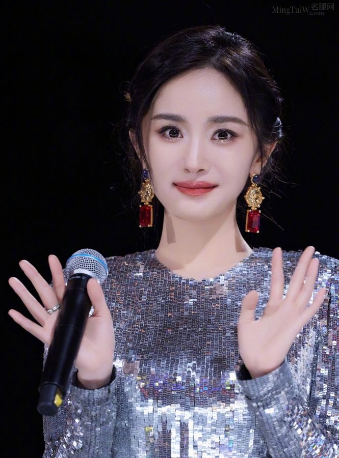 杨幂身着银色亮片长裙，美足穿凉高跟鞋拍摄靓照(15/24)