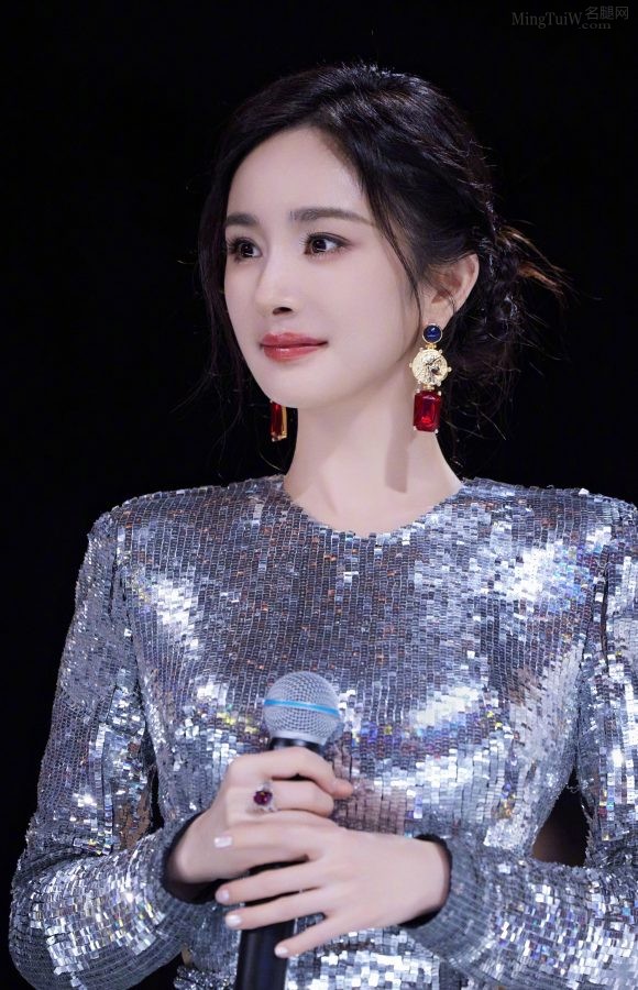 杨幂身着银色亮片长裙，美足穿凉高跟鞋拍摄靓照(16/24)