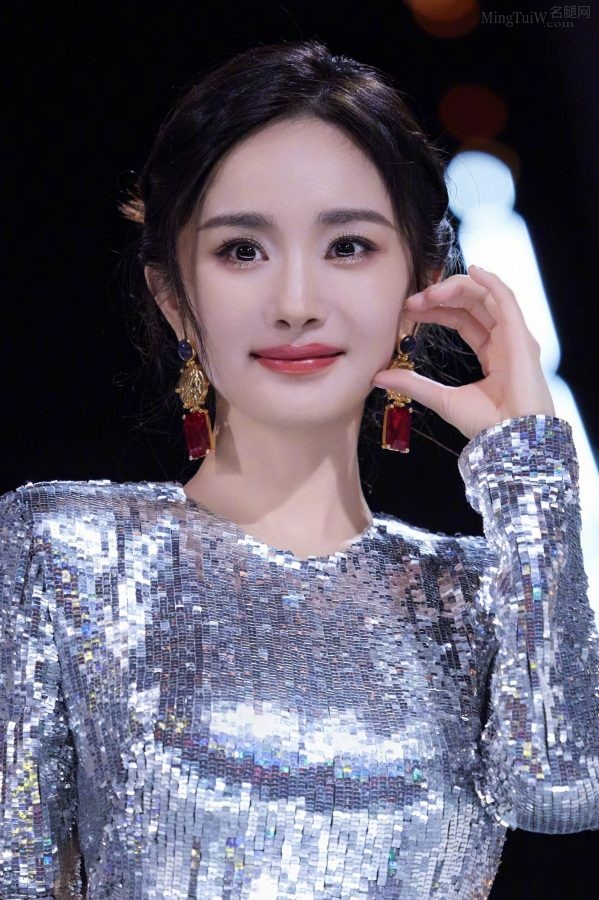 杨幂身着银色亮片长裙，美足穿凉高跟鞋拍摄靓照(17/24)