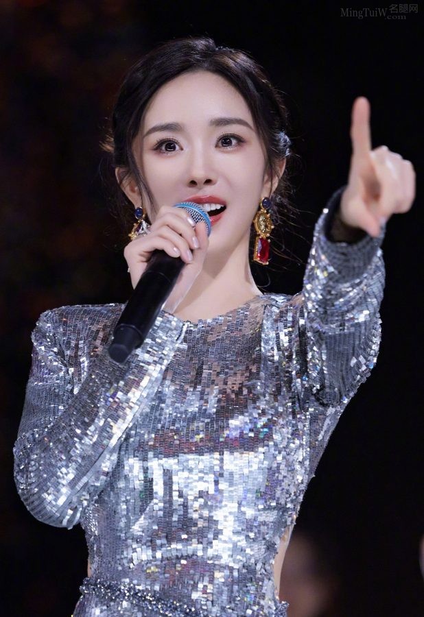 杨幂身着银色亮片长裙，美足穿凉高跟鞋拍摄靓照(18/24)
