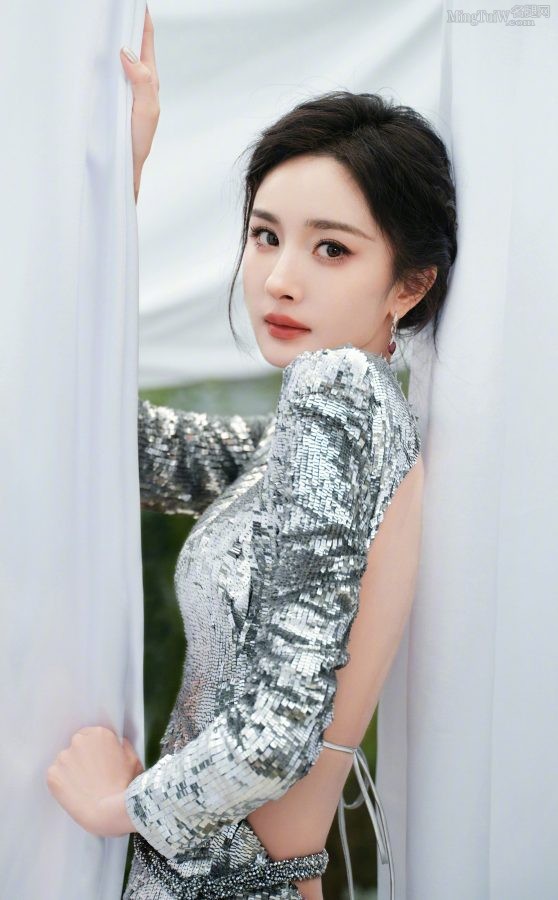 Yang Mi wore a silver sequined long skirt and her beautiful feet wore high heels to take beautiful photos(5/24)