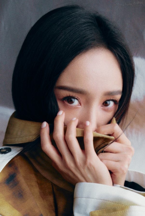 杨幂为《费加罗》杂志拍摄美大片脱鞋秀出白皙的美脚丫(4/8)