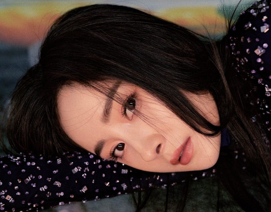 Yang Mi took off her shoes to show off her beautiful white feet in a photoshoot for "Figaro" magazine.(7/8)
