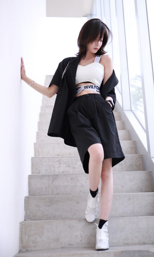美女明星苑子艺白皙的玉腿(2/6)