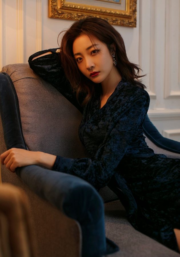 Actress Yuan Ziyi has a noble temperament and beautiful legs and feet(2/5)
