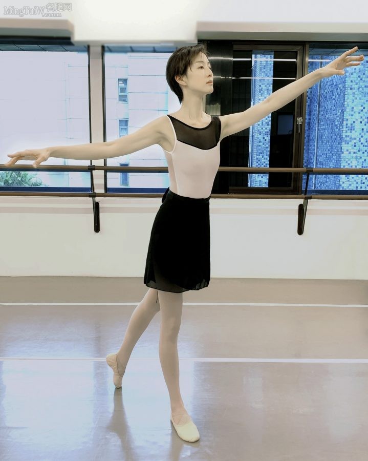 Junning Zhang wears white pantyhose and dancing shoes to dance(3/6)