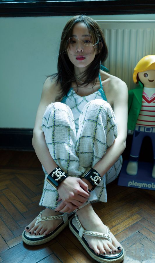 《红秀》杂志张钧甯穿多套服装展露美腿和玉足(2/8)