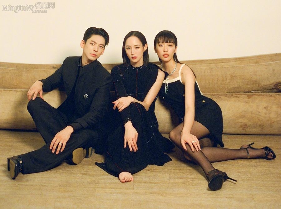 王渝萱的黑丝长腿和气质美女张钧甯同框(1/2)