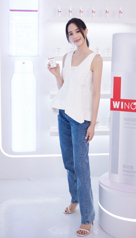 Junning Chang appeared in a Winona promotional event wearing jeans and strappy sandals, showing a fresh and natural style(1/5)