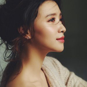 张杨果而香肩半露纯欲写真