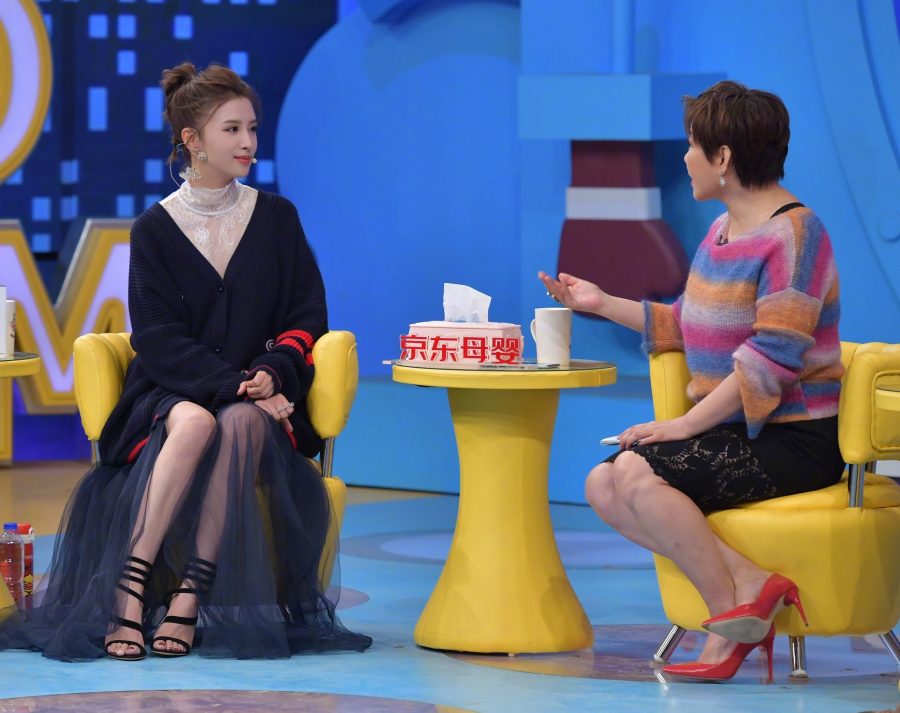 《拜托了妈妈》张杨果而纱裙美腿和主持人李静的红色尖头高跟(2/5)