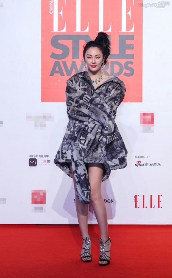 ELLE风尚大典张雨绮高马尾辫造型走红毯气场全开，涂了红指甲油的玉足踩高跟凉鞋（第3张/共11张）
