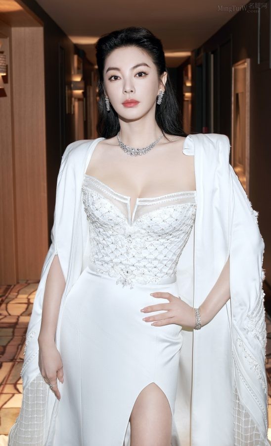 Zhang Yuqi elegantly appeared at the Cannes Art Dinner in a low-cut and high-slit dress(5/7)