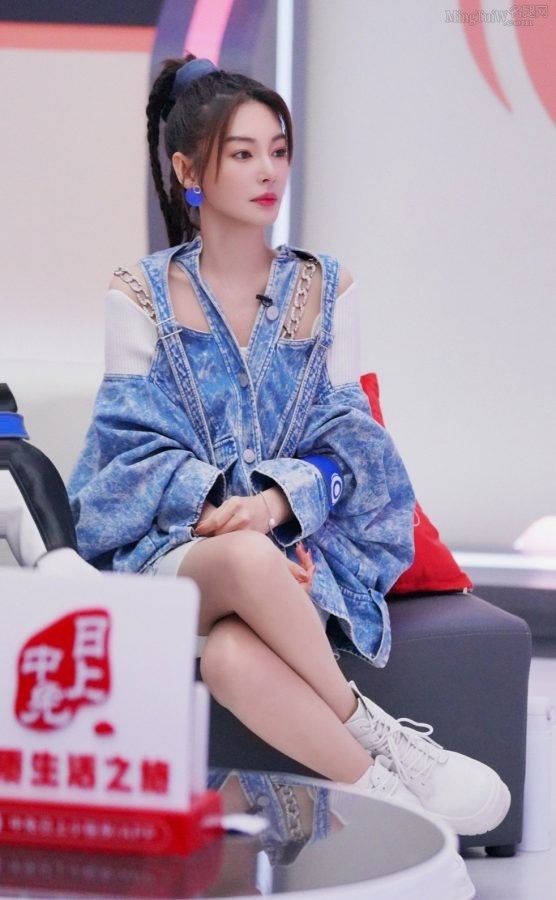 张雨绮录制节目时展露白皙的细腿(2/3)