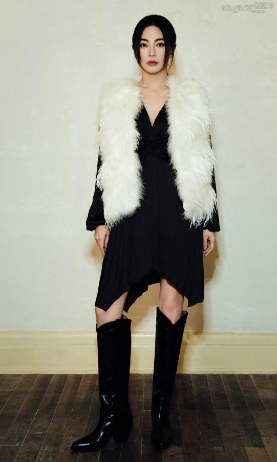"Ruili Clothing and Beauty" Zhang Yuqi's long legs wearing black pantyhose and beautiful texture(14/15)