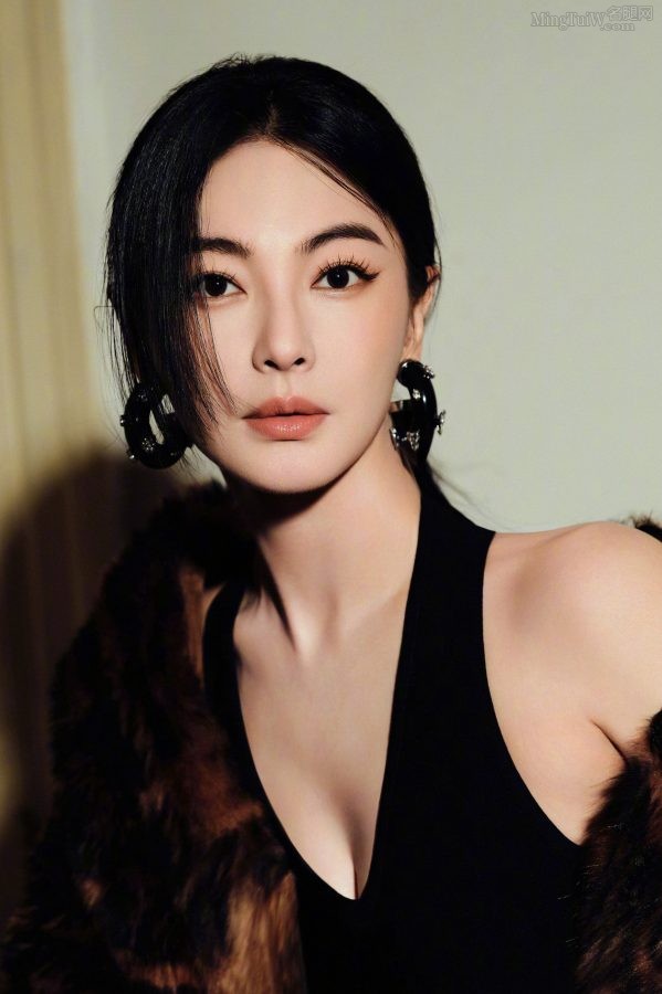 《瑞丽服饰美容》张雨绮长腿穿黑色裤袜质感美照(2/15)