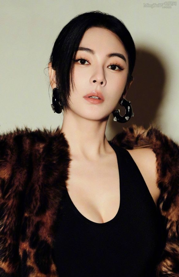 《瑞丽服饰美容》张雨绮长腿穿黑色裤袜质感美照(3/15)
