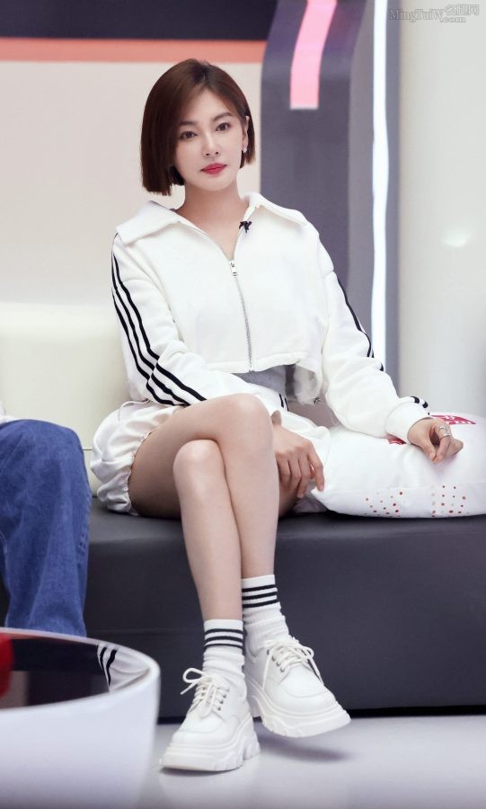 Zhang Yuqi sitting with legs crossed in white sportswear(1/1)