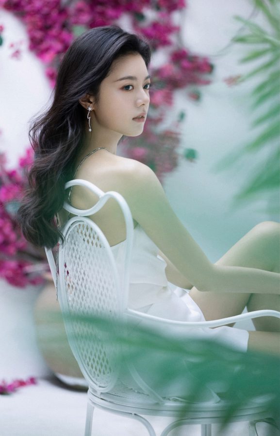 赵今麦玉腿美足穿透明带凉鞋好靓(2/8)