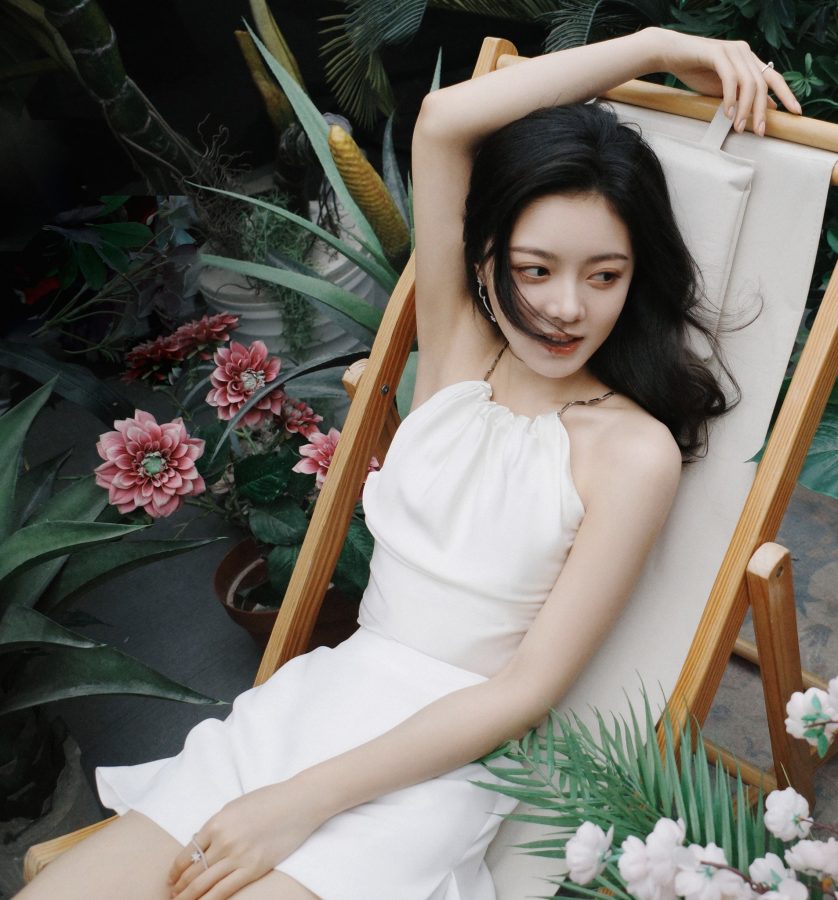 赵今麦玉腿美足穿透明带凉鞋好靓(6/8)