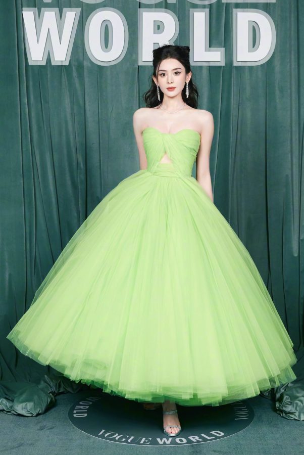 女星古力娜扎气质明艳身穿清新绿色礼服大秀香肩美沟(17/17)
