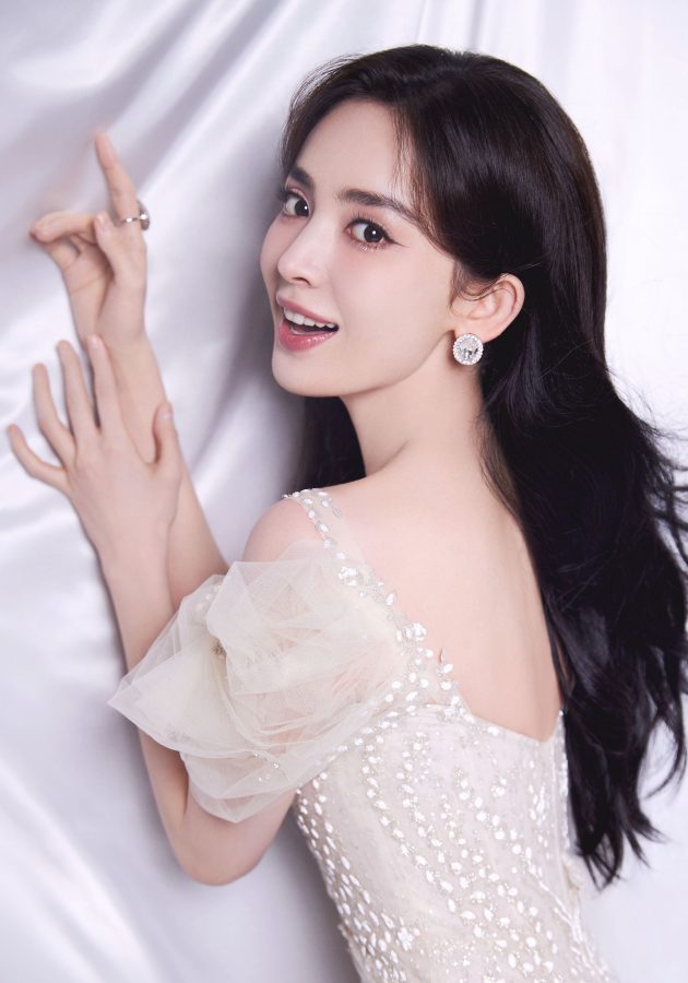 美女明星古力娜扎乌黑长发穿吊带裙秀事业线(8/8)