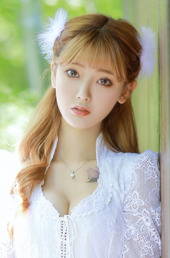 小仙女王星辰穿低胸装展露两只小白兔(6/7)