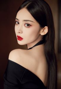 古力娜扎鲜艳红唇配白皙美腿迷人写真