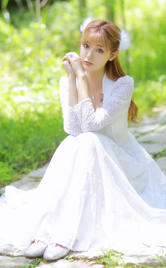 小仙女王星辰穿低胸装展露两只小白兔(3/7)