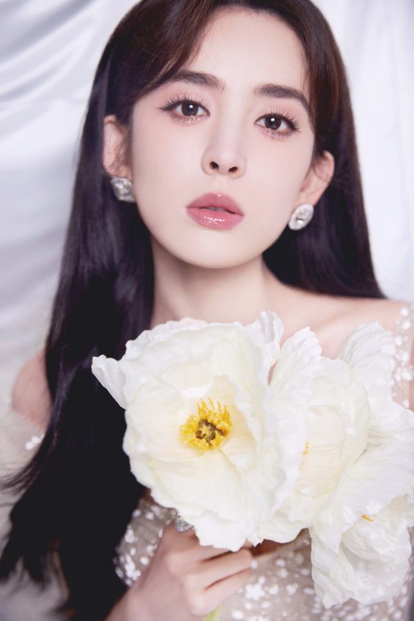 美女明星古力娜扎乌黑长发穿吊带裙秀事业线(6/8)