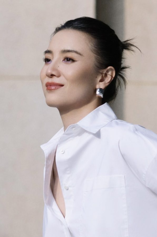 宋佳穿白衬衫故意解开两颗扣子，长裙配尖头高跟气质优雅(4/9)
