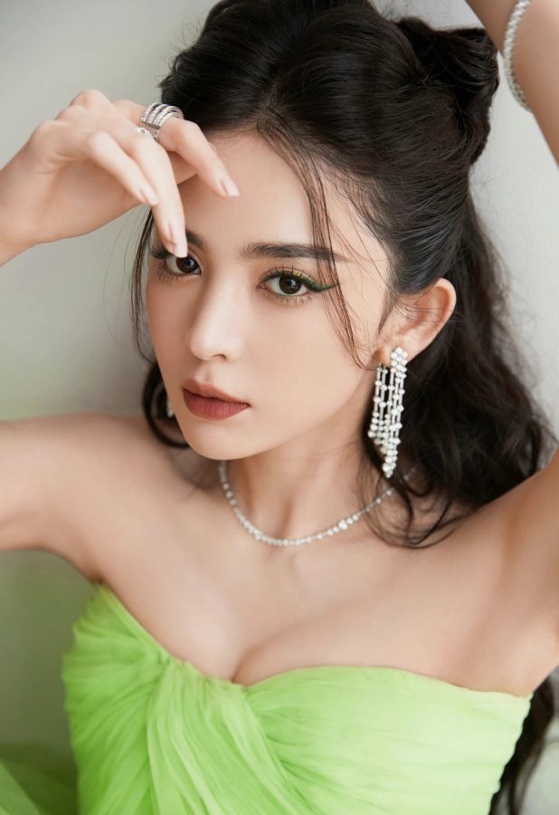 女星古力娜扎气质明艳身穿清新绿色礼服大秀香肩美沟(6/17)
