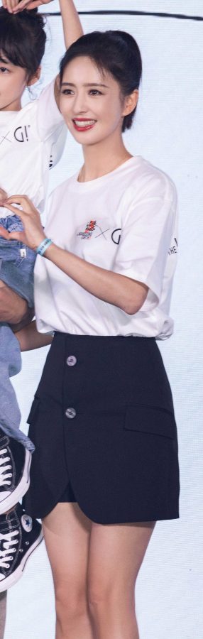 女明星佟丽娅精致美腿亮相流浪地球3定档发布会(3/7)