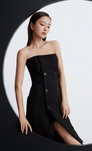 时尚杂志封面佟丽娅黑天鹅造型低胸露美肩