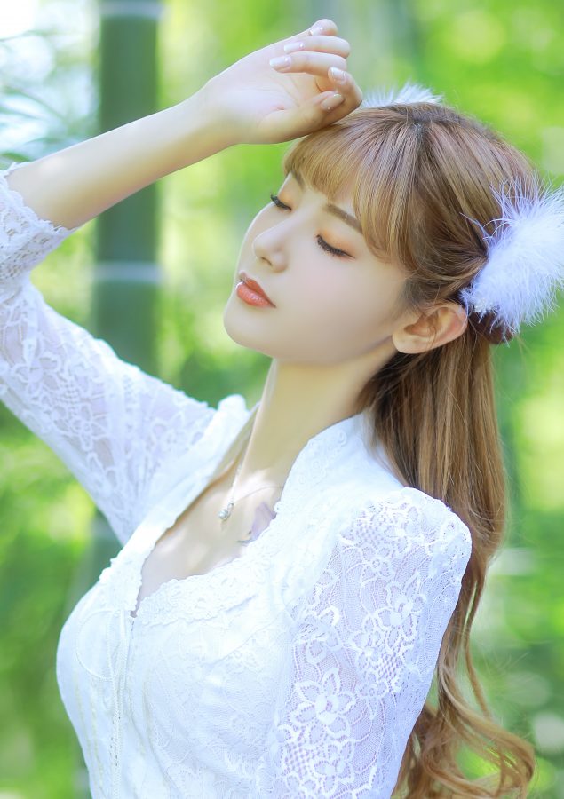 小仙女王星辰穿低胸装展露两只小白兔(7/7)