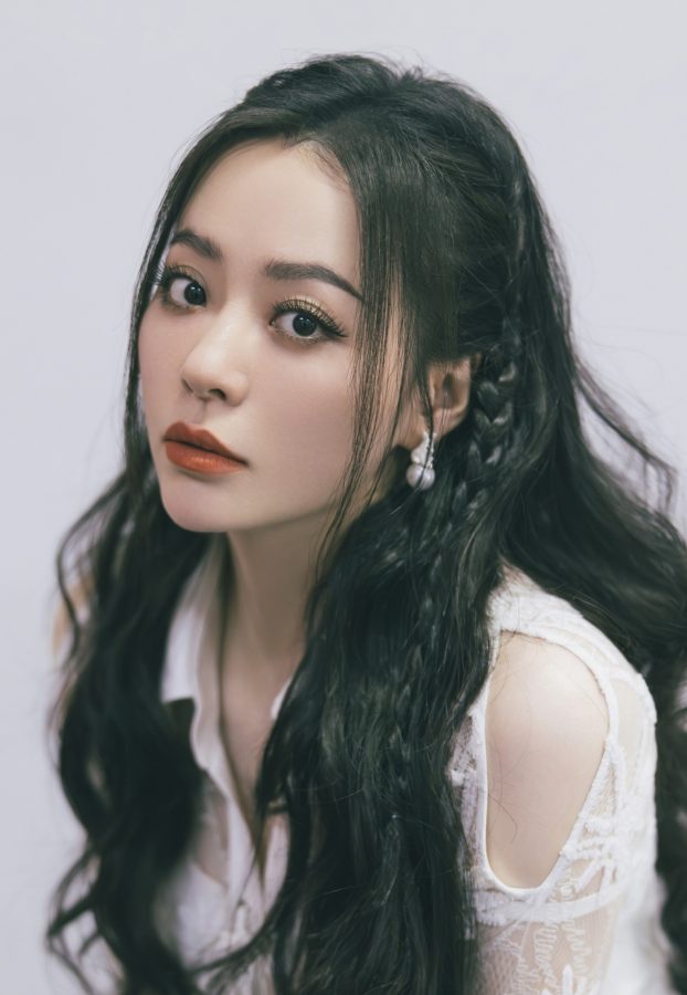 张靓颖穿白裤踩防水台恨天高尽显女王气息(3/5)