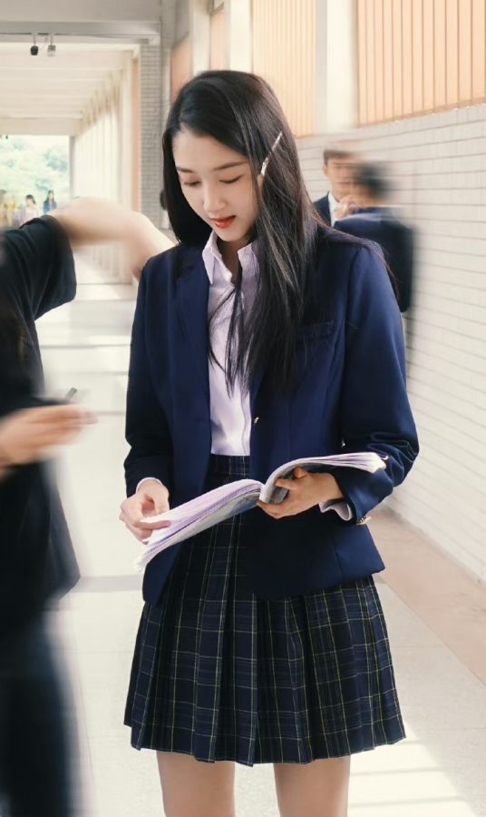 关晓彤学生妹青春造型秀纤细长腿(2/2)