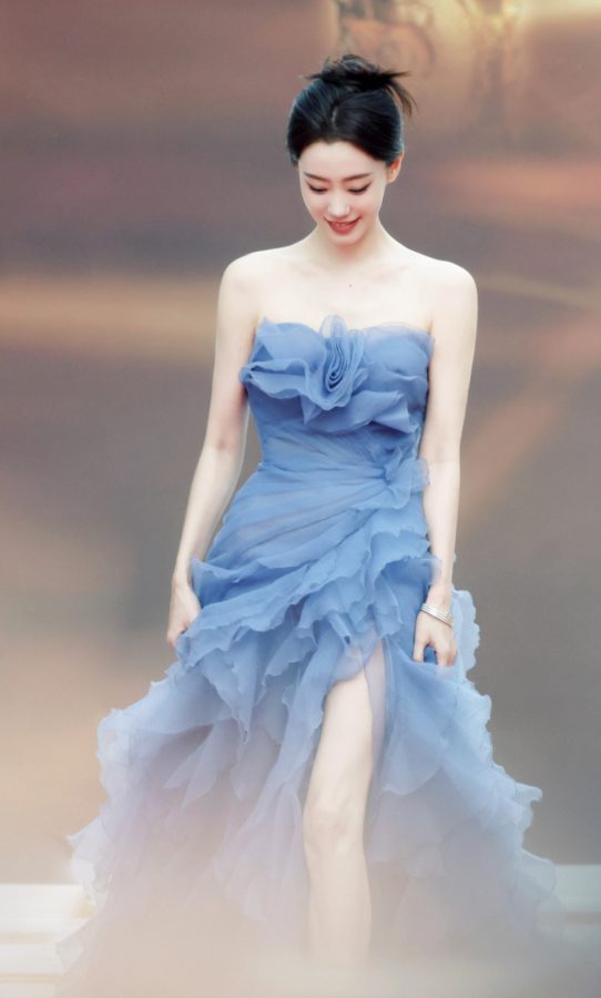 Zhang Xiaofei wore a blue wavy low-cut dress to attend the China Film Huabiao Awards(9/12)