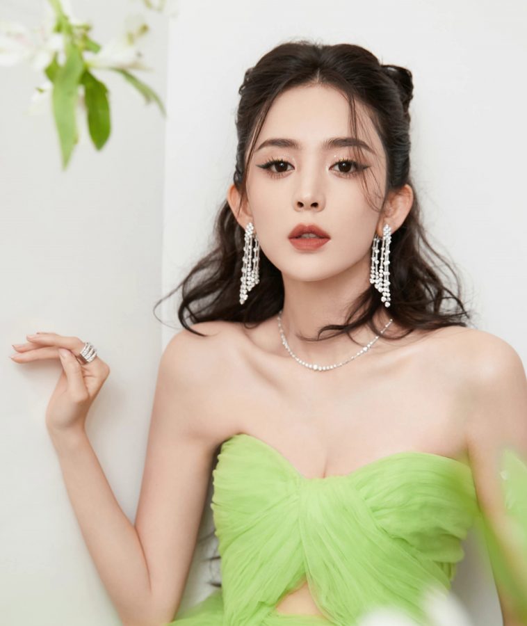 女星古力娜扎气质明艳身穿清新绿色礼服大秀香肩美沟(3/17)