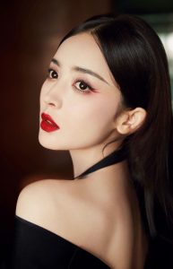 古力娜扎鲜艳红唇配白皙美腿迷人写真