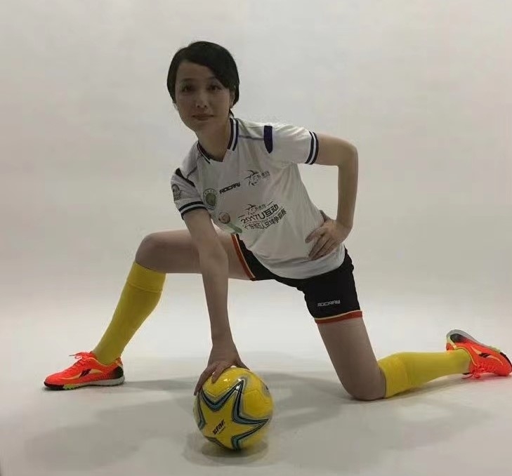 体育节目女主持人郑怡穿球衣球袜秀大腿(5/7)