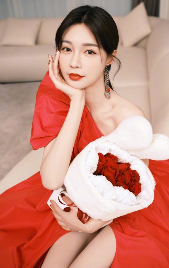 沈梦辰魅惑浓妆身穿红色高开叉长裙秀腿(7/7)