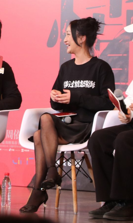 女明星周迅腿穿黑丝配露趾高跟鞋现身电影宣传活动翘腿坐姿(13/60)