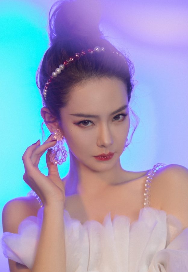 《明星大侦探》戚薇身穿一条仙女裙白纱仙女裙秀出白皙大腿(5/8)